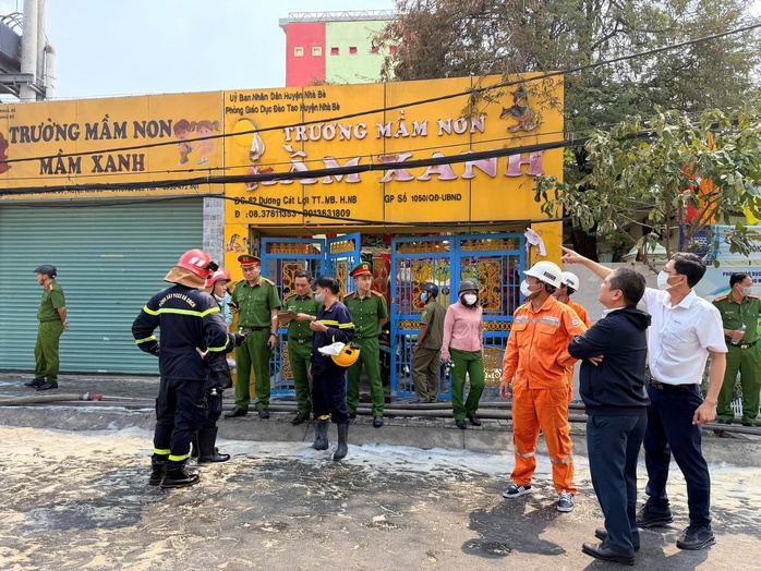 CLIP: Lực lượng chức năng cứu h&agrave;ng chục đứa b&eacute; trong vụ ch&aacute;y xe bồn ở TPHCM - Ảnh 2.