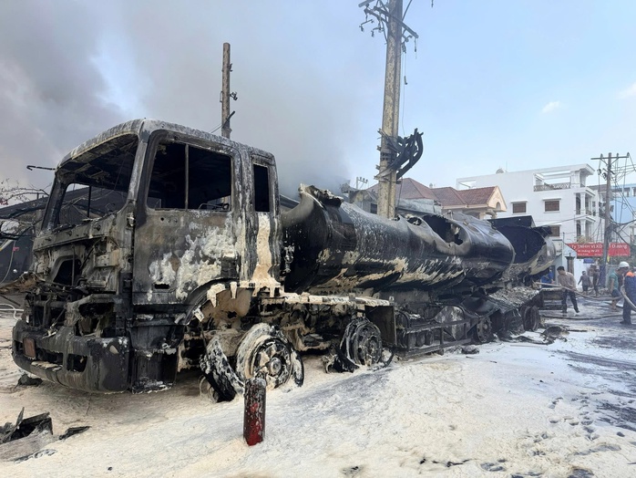 CLIP: Lực lượng chức năng cứu h&agrave;ng chục đứa b&eacute; trong vụ ch&aacute;y xe bồn ở TPHCM - Ảnh 1.