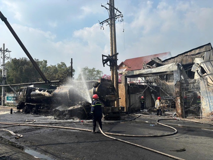 CLIP: Lực lượng chức năng cứu h&agrave;ng chục đứa b&eacute; trong vụ ch&aacute;y xe bồn ở TPHCM - Ảnh 3.