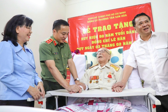 Giám đốc Công an TPHCM trao Huy hiệu Đảng cho con trai trưởng của cố Tổng Bí thư Lê Duẩn - Ảnh 2.