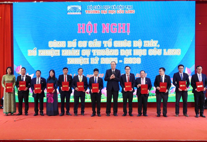 Trường ĐH Cửu Long t&aacute;i bổ nhiệm v&agrave; bổ nhiệm mới khoảng 168 c&aacute;n bộ l&atilde;nh đạo - Ảnh 4.