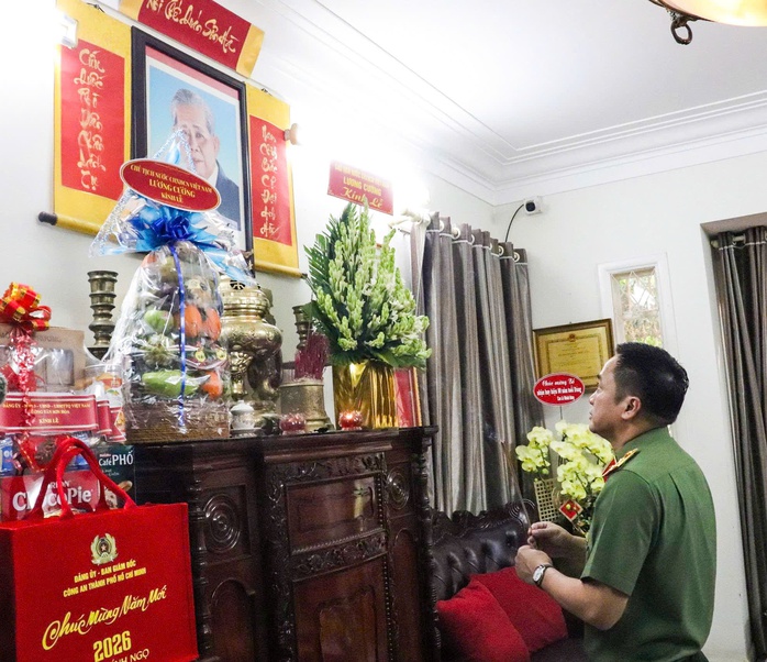 Giám đốc Công an TPHCM trao Huy hiệu Đảng cho con trai trưởng của cố Tổng Bí thư Lê Duẩn - Ảnh 1.