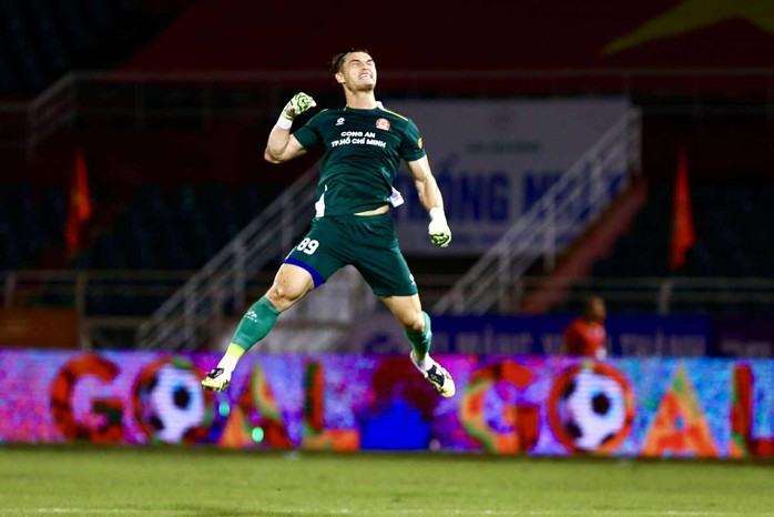 Patrik L&ecirc; Giang ho&agrave;n tất nhập tịch, chờ l&ecirc;n tuyển đấu Malaysia - Ảnh 1.