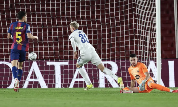 Man City, Barcelona hi&ecirc;n ngang v&agrave;o top 8 Champions League - Ảnh 4.