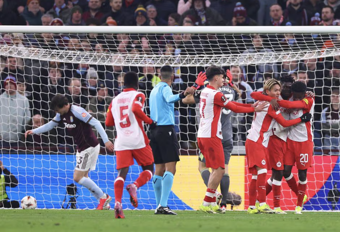 Aston Villa ngược d&ograve;ng kịch t&iacute;nh, đoạt &aacute; qu&acirc;n v&ograve;ng bảng Europa League - Ảnh 2.