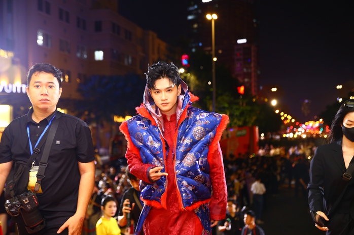 VIDEO: Sao Việt bật m&iacute; &yacute; nghĩa trang phục thảm đỏ Mai V&agrave;ng lần thứ 31 - Ảnh 3.