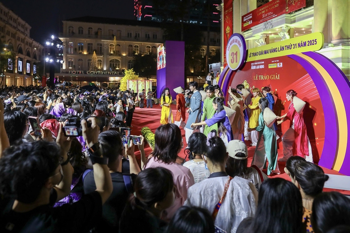 VIDEO: Sao Việt bật m&iacute; &yacute; nghĩa trang phục thảm đỏ Mai V&agrave;ng lần thứ 31 - Ảnh 2.