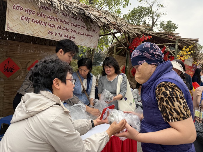 Gian hàng 0 đồng tiếp sức bệnh nhân ung thư đón Tết - Ảnh 2.