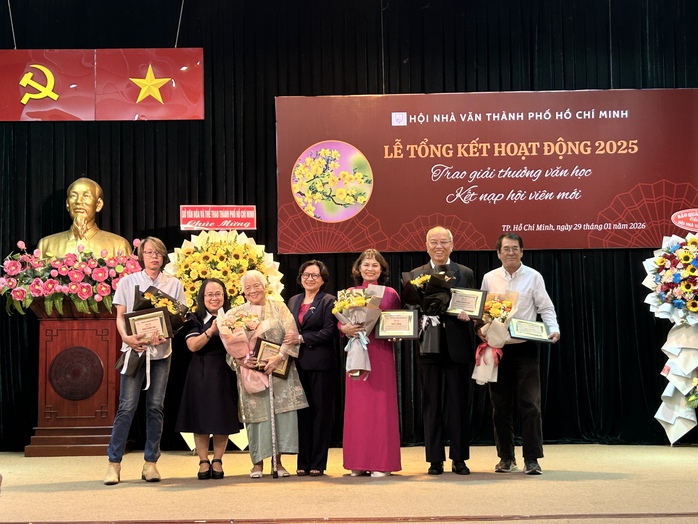 Hội nhà văn TP HCM vinh danh tác phẩm có dấu ấn đời sống - Ảnh 1.