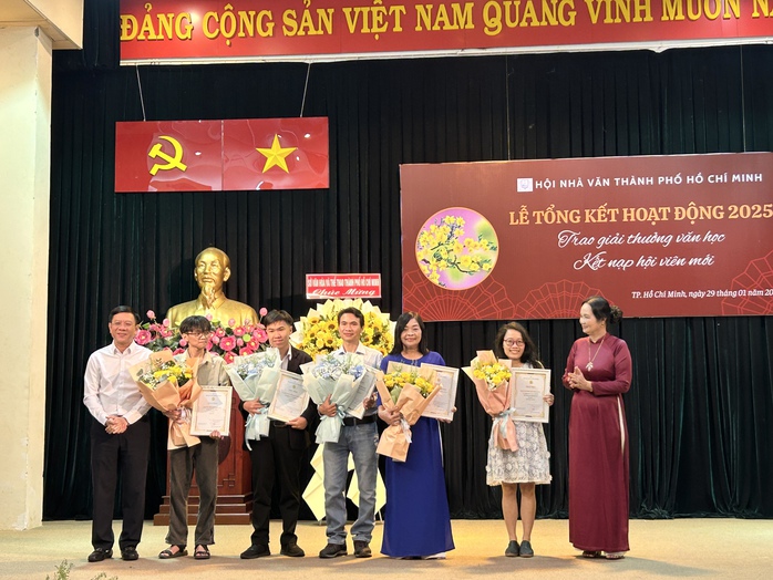Hội nhà văn TP HCM vinh danh tác phẩm có dấu ấn đời sống - Ảnh 2.