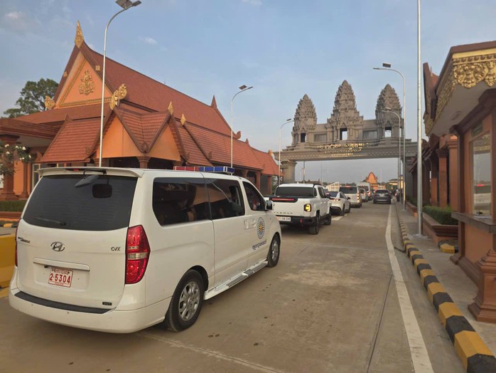 Cận cảnh kh&aacute;m x&eacute;t, bắt giữ băng nh&oacute;m chiếm đoạt hơn 300 tỉ đồng của h&agrave;ng ng&agrave;n người - Ảnh 4.