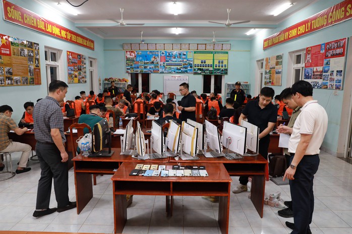 Cận cảnh kh&aacute;m x&eacute;t, bắt giữ băng nh&oacute;m chiếm đoạt hơn 300 tỉ đồng của h&agrave;ng ng&agrave;n người - Ảnh 5.