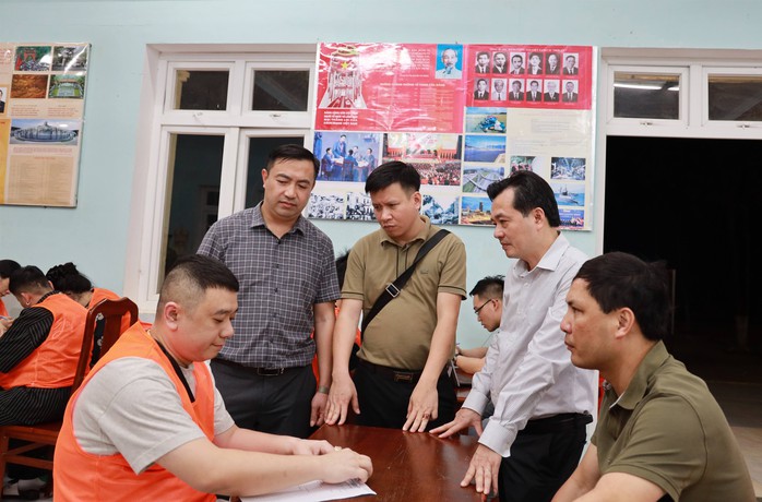 Cận cảnh kh&aacute;m x&eacute;t, bắt giữ băng nh&oacute;m chiếm đoạt hơn 300 tỉ đồng của h&agrave;ng ng&agrave;n người - Ảnh 6.