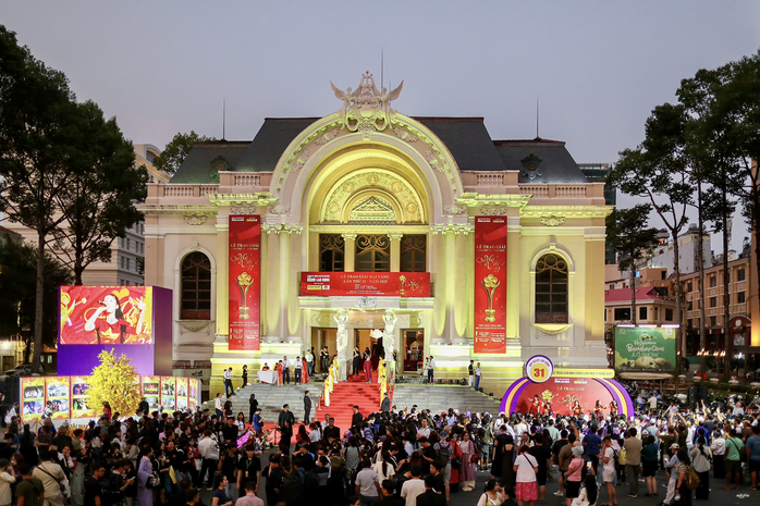 VIDEO: Sao Việt bật m&iacute; &yacute; nghĩa trang phục thảm đỏ Mai V&agrave;ng lần thứ 31 - Ảnh 1.