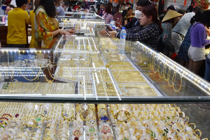 Gi&aacute; v&agrave;ng h&ocirc;m nay 30-1: Gi&aacute; v&agrave;ng thế giới biến động gần 500 USD - Ảnh 1.