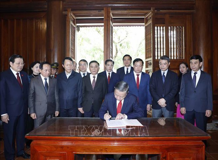 Tổng Bí thư Tô Lâm dâng hương tưởng niệm Chủ tịch Hồ Chí Minh tại Nghệ An - Ảnh 2.