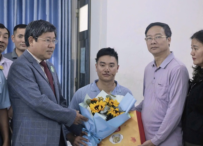 Phi công Đinh Thành Trung xuất viện sau vụ máy bay quân sự rơi ở Đắk Lắk - Ảnh 1. Phi công Đinh Thành Trung xuất viện sau vụ máy bay quân sự rơi ở Đắk Lắk - Ảnh 1.