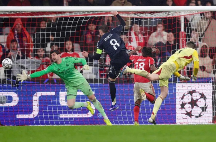 Thủ môn Benfica ghi bàn thắng lịch sử vào lưới Real Madrid là ai? - Ảnh 1.