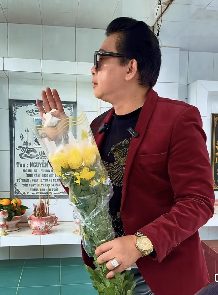 Nghệ sĩ Ngân Tuấn viếng mộ Bầu Quới. nhớ mãi ân tình khó phai - Ảnh 3.