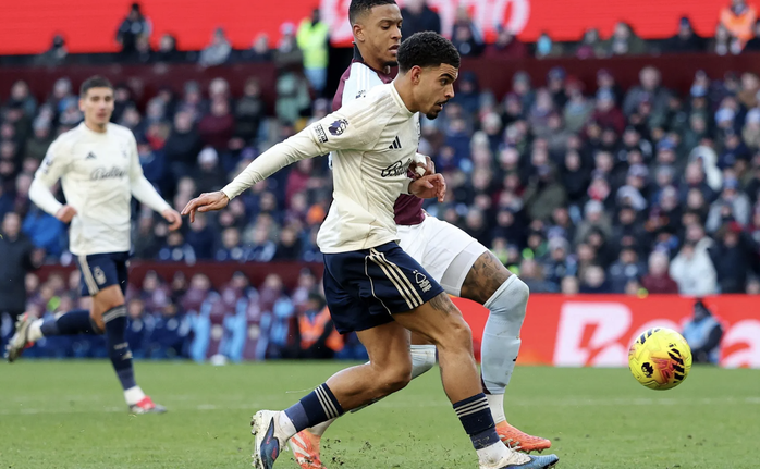 Đ&egrave; bẹp Nottingham Forest, Aston Villa l&ecirc;n nh&igrave; bảng Ngoại hạng - Ảnh 4.