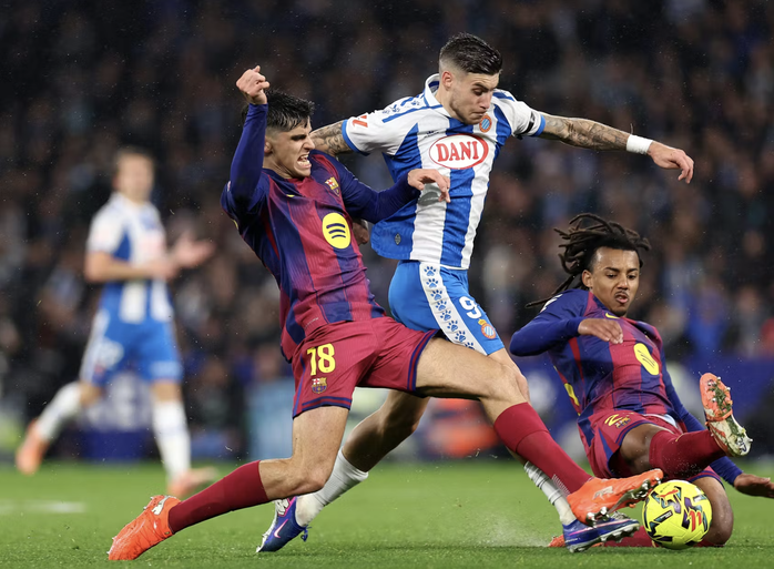 Si&ecirc;u dự bị lập c&ocirc;ng, Barcelona thắng tưng bừng trận derby Catalunya - Ảnh 1.