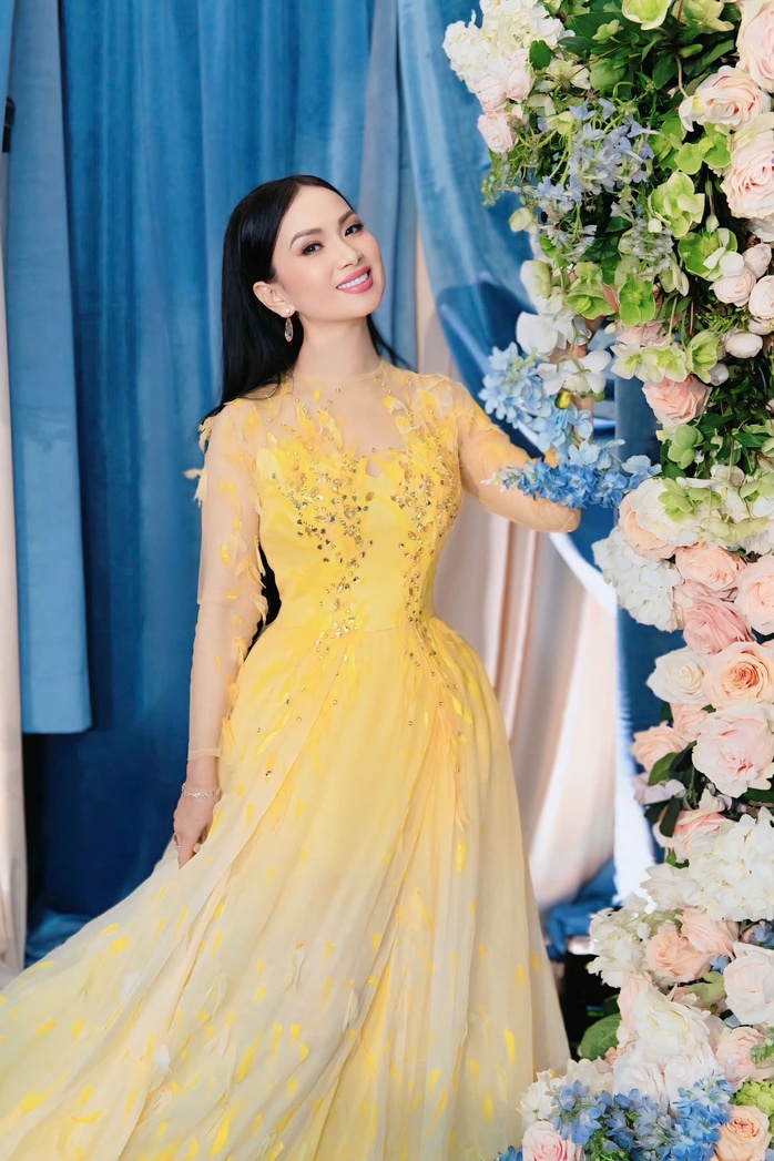 Hà Phương rạng rỡ đầm vàng, "đọ dáng" cùng Minh Tuyết - Ảnh 1.