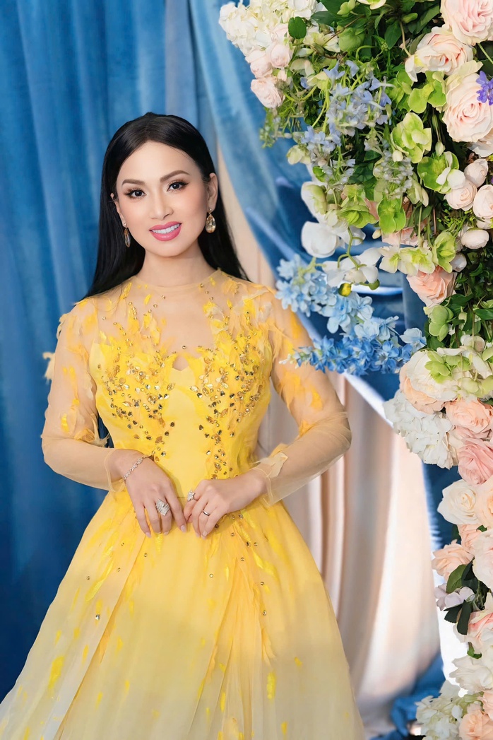 Hà Phương rạng rỡ đầm vàng, "đọ dáng" cùng Minh Tuyết - Ảnh 2.