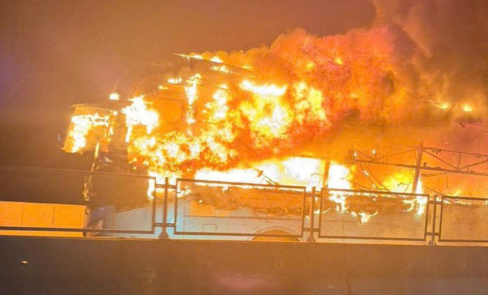 Xe giường nằm bốc cháy dữ dội trên cao tốc, một hành khách tử vong - Ảnh 1.