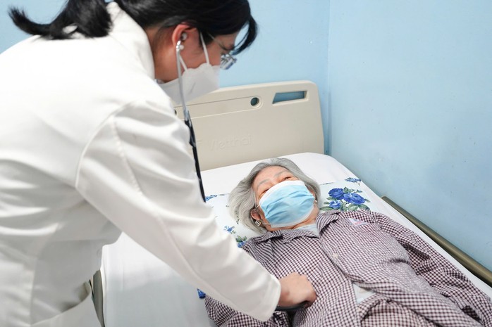 Trời lạnh, bác sĩ chỉ ra nguy cơ ở ở người lớn tuổi - Ảnh 1.