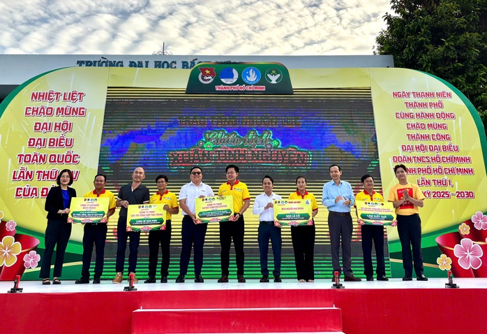 VIDEO: 500 l&aacute; cờ Tổ quốc "tiếp lửa" Xu&acirc;n t&igrave;nh nguyện 2026 - Ảnh 3.