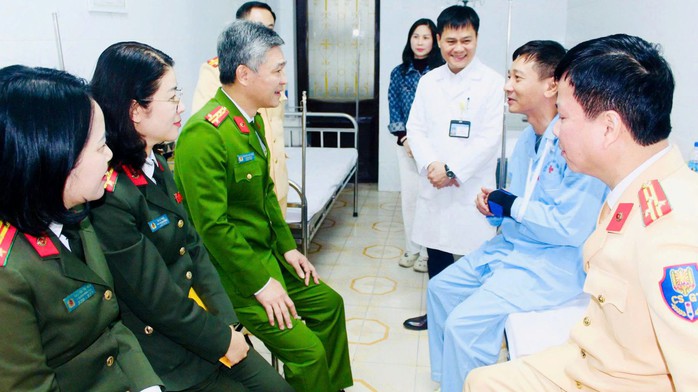 Điều khiển xe máy có nồng độ cồn "thông chốt" tông bị thương CSGT - Ảnh 1.