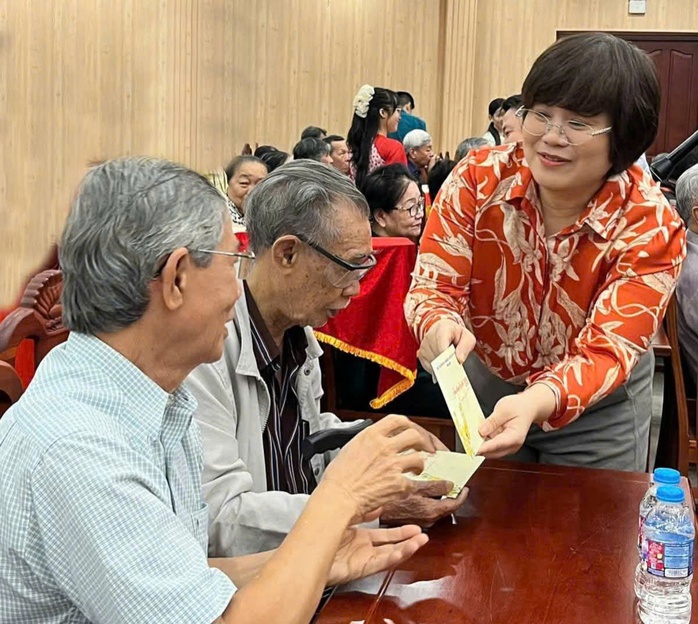 L&atilde;nh đạo TPHCM tặng qu&agrave; tết cho lao động kh&oacute; khăn ở phường An Đ&ocirc;ng - Ảnh 3.