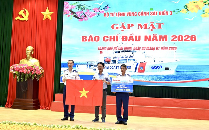 B&aacute;o Người Lao Động nhận bằng khen của Cảnh s&aacute;t biển Việt Nam - Ảnh 1.