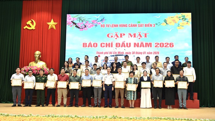 B&aacute;o Người Lao Động nhận bằng khen của Cảnh s&aacute;t biển Việt Nam - Ảnh 3.