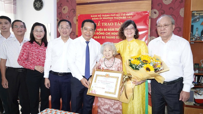 Lãnh đạo TP HCM trao Huy hiệu Đảng cho đảng viên - Ảnh 1. Lãnh đạo TP HCM trao Huy hiệu Đảng cho đảng viên - Ảnh 1.