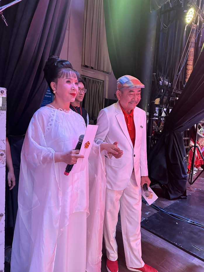 NSND Lan Hương vỡ &ograve;a hạnh ph&uacute;c khi gặp lại c&aacute;c đồng nghiệp tại Mai V&agrave;ng 31 -2025 - Ảnh 2.