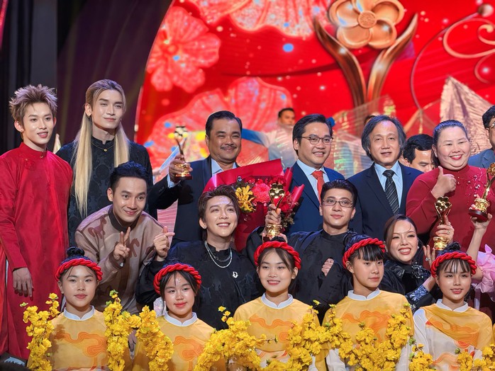 Đạo diễn &ndash; NSƯT Nguyễn Phương Điền vỡ &ograve;a với tượng Mai V&agrave;ng đầu ti&ecirc;n! - Ảnh 4.