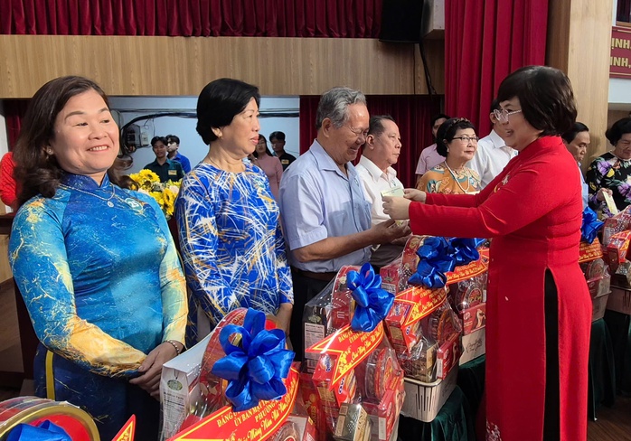 TPHCM: 30 Đảng vi&ecirc;n phường An Đ&ocirc;ng được trao huy hiệu Đảng đợt 3-2 - Ảnh 8.