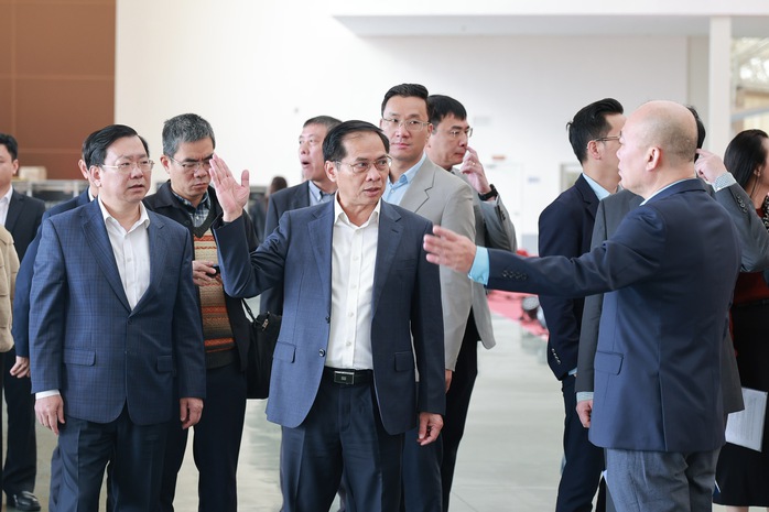 Ph&oacute; Thủ tướng kiểm tra Hội chợ M&ugrave;a Xu&acirc;n 2026 th&uacute;c đẩy kinh tế Việt Nam - Ảnh 1.