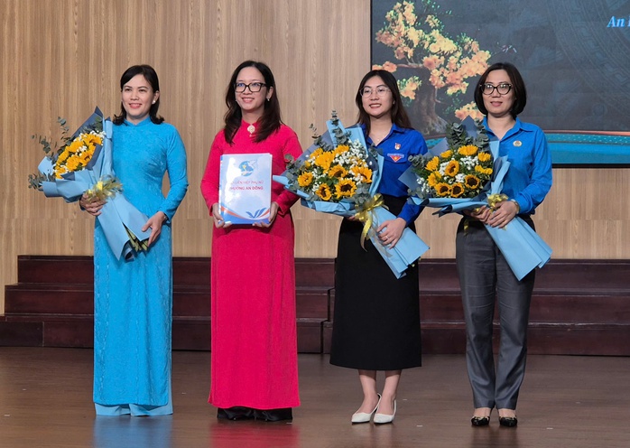 TPHCM: 30 Đảng vi&ecirc;n phường An Đ&ocirc;ng được trao huy hiệu Đảng đợt 3-2 - Ảnh 9.