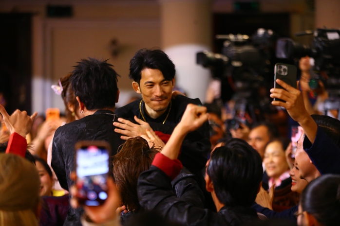 Li&ecirc;n Bỉnh Ph&aacute;t &ocirc;m chầm Ngọc Kayla khi được thắng Mai V&agrave;ng 2025 - Ảnh 6.