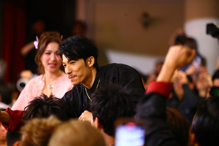 Li&ecirc;n Bỉnh Ph&aacute;t &ocirc;m chầm Ngọc Kayla khi được thắng Mai V&agrave;ng 2025 - Ảnh 4.