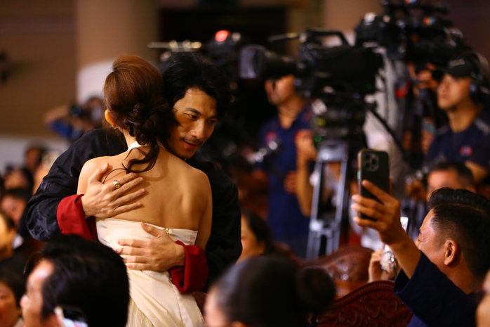 Li&ecirc;n Bỉnh Ph&aacute;t &ocirc;m chầm Ngọc Kayla khi được thắng Mai V&agrave;ng 2025 - Ảnh 2.