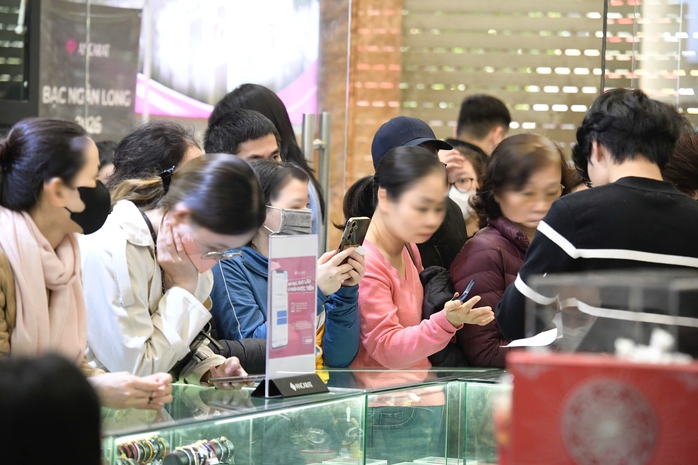 Người d&acirc;n đổ đi mua bạc, cửa h&agrave;ng nhanh ch&oacute;ng th&ocirc;ng b&aacute;o hết h&agrave;ng   - Ảnh 1.