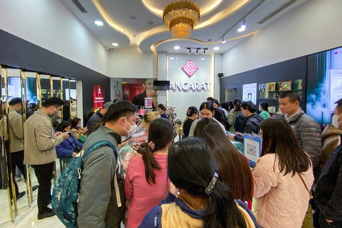 Người d&acirc;n đổ đi mua bạc, cửa h&agrave;ng nhanh ch&oacute;ng th&ocirc;ng b&aacute;o hết h&agrave;ng   - Ảnh 3.