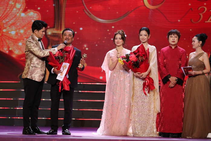 Đạo diễn &ndash; NSƯT Nguyễn Phương Điền vỡ &ograve;a với tượng Mai V&agrave;ng đầu ti&ecirc;n! - Ảnh 2.