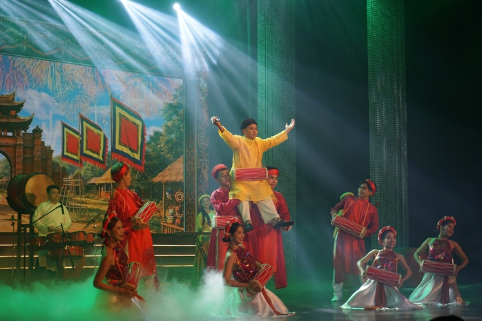 Cậu b&eacute; 12 tuổi &ldquo;đ&aacute;nh thức&rdquo; Trống Cơm bằng t&igrave;nh y&ecirc;u văn h&oacute;a Việt - Ảnh 2.