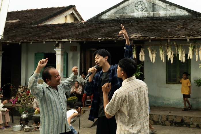 Sau Mang tiền về cho Mẹ, Đen c&oacute; th&ecirc;m một s&aacute;ng t&aacute;c x&uacute;c động từ g&oacute;c nh&igrave;n người cha  - Ảnh 1.