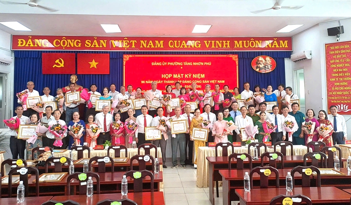 phường Tăng Nhơn Ph&uacute; trao tặng huy hiệu đảng - Ảnh 2.