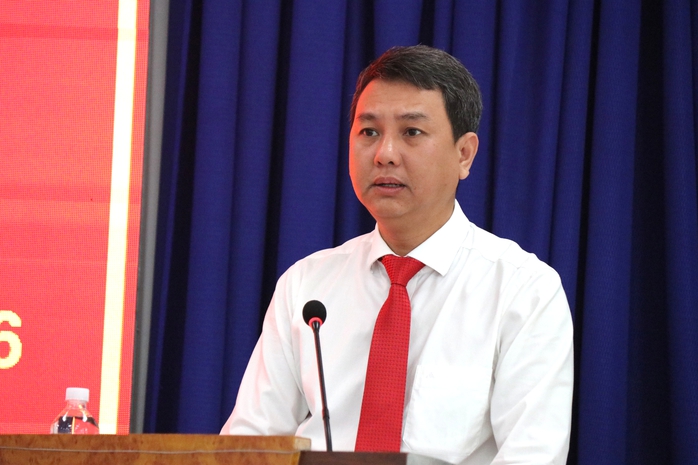 phường Tăng Nhơn Ph&uacute; trao tặng huy hiệu đảng - Ảnh 1.